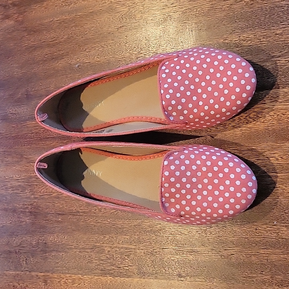 Womens size 8 Old Navy flats- coral and white polka dots